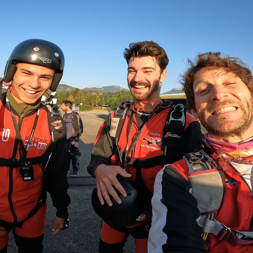 Élève parachutiste effectuant son premier saut solo PAC à Tallard