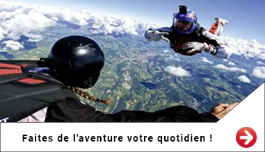 Formation PAC en parachutisme avec un moniteur expérimenté et un participant en chute libre, vue aérienne spectaculaire.