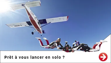 Saut d'initiation PAC avec deux moniteurs encadrant un participant lors de la sortie de l'avion à 4000 mètres d'altitude.