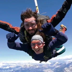 Saut en parachute tandem avec vue sur les montagnes