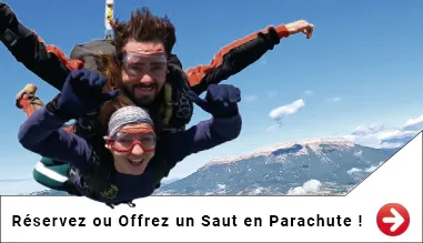 Saut en parachute tandem avec un moniteur et un participant au-dessus des montagnes à Gap Tallard.