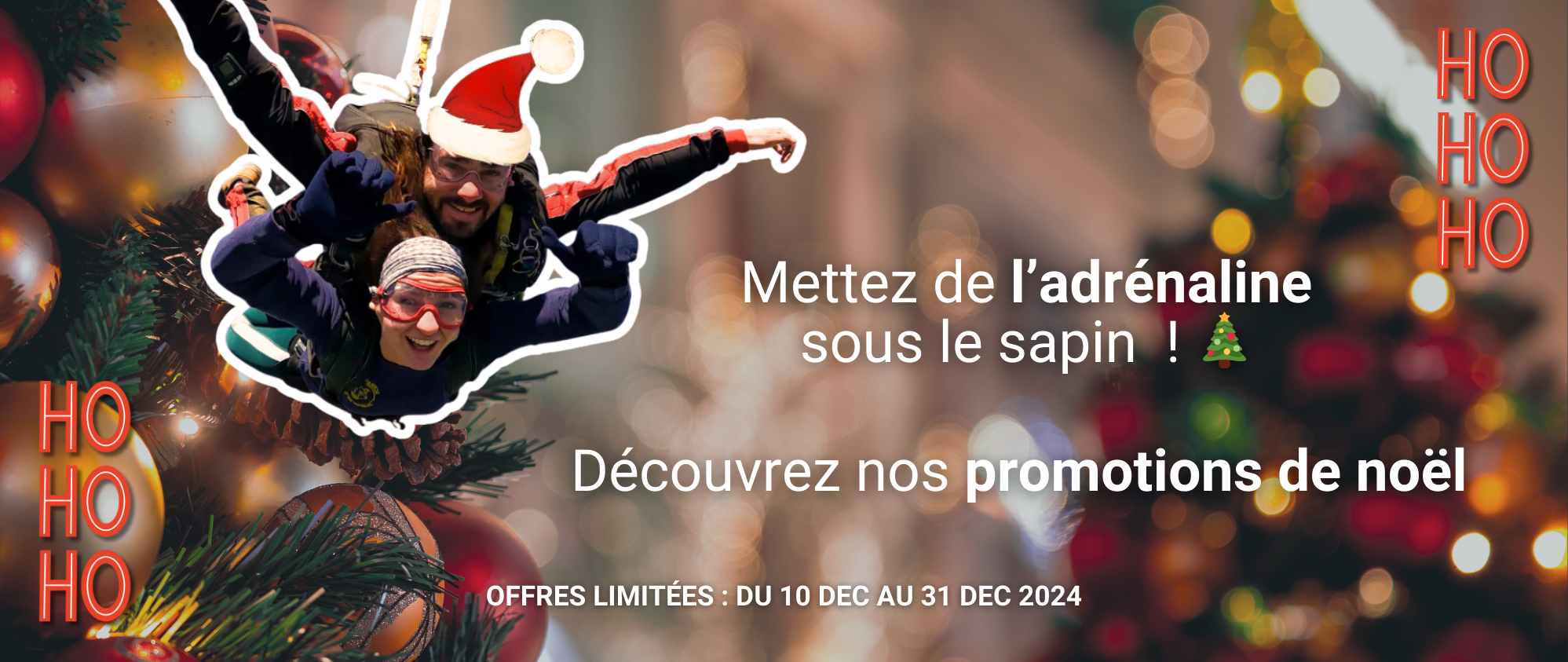 Saut en parachute tandem à Noël avec promotions spéciales, vue aérienne au-dessus des montagnes et décor festif.