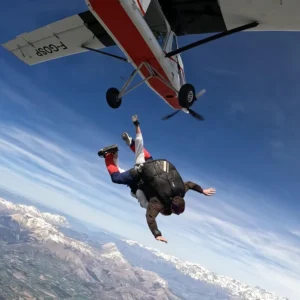 Vue aérienne des Alpes depuis le parachute