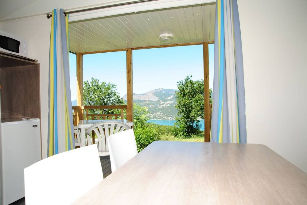 Hébergement avec vue sur le lac de Serre-Ponçon au Camping La Palatrière